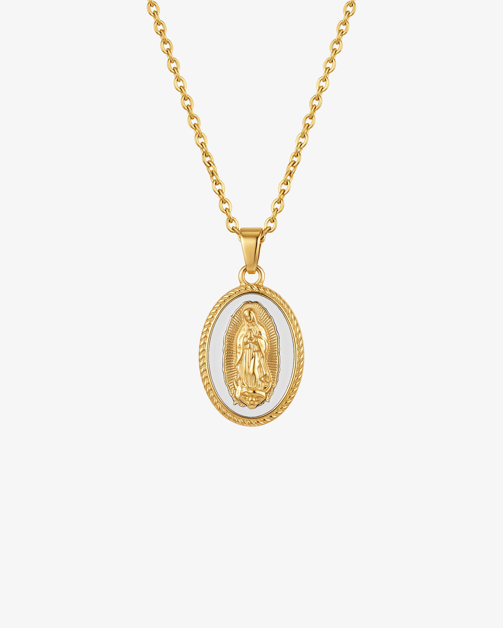 Collar de cadena dorada con colgante ovalado de la Virgen sobre esmalte blanco.