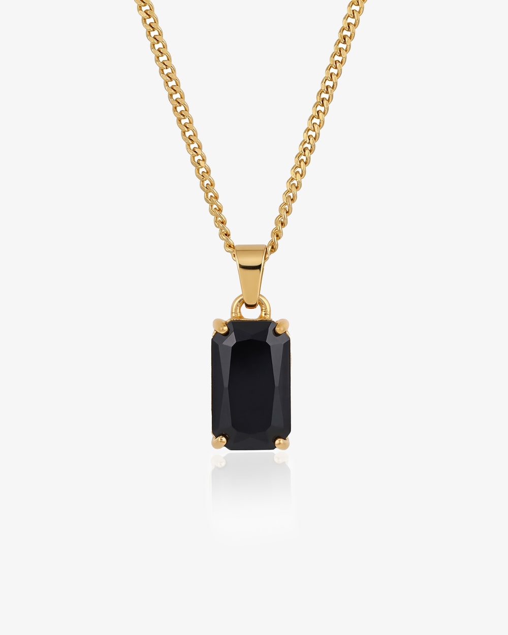 Collar de cadena dorada con gran colgante rectangular negro sobre fondo blanco