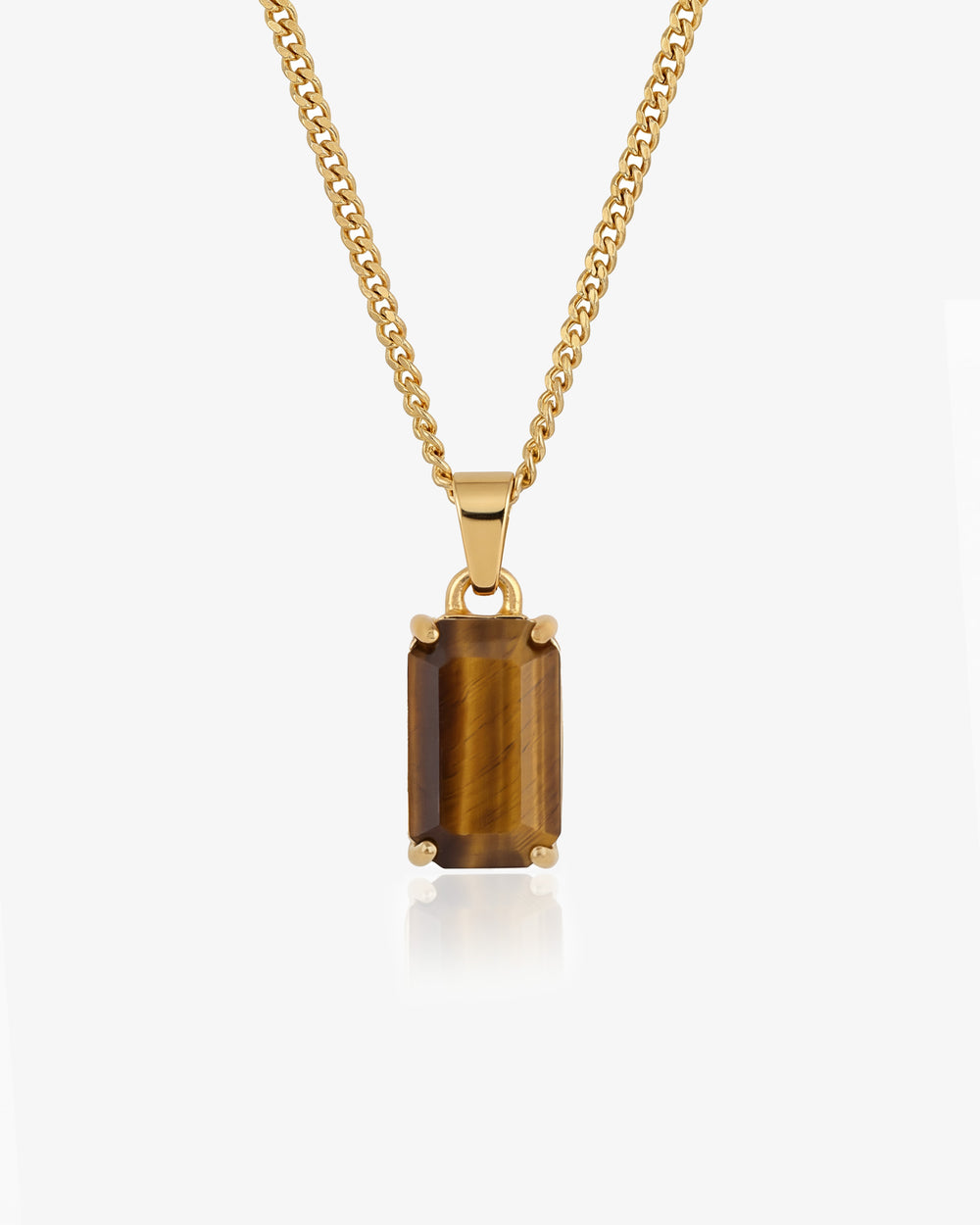 Collar dorado VOLT en un hombre con colgante rectangular de gema oscura