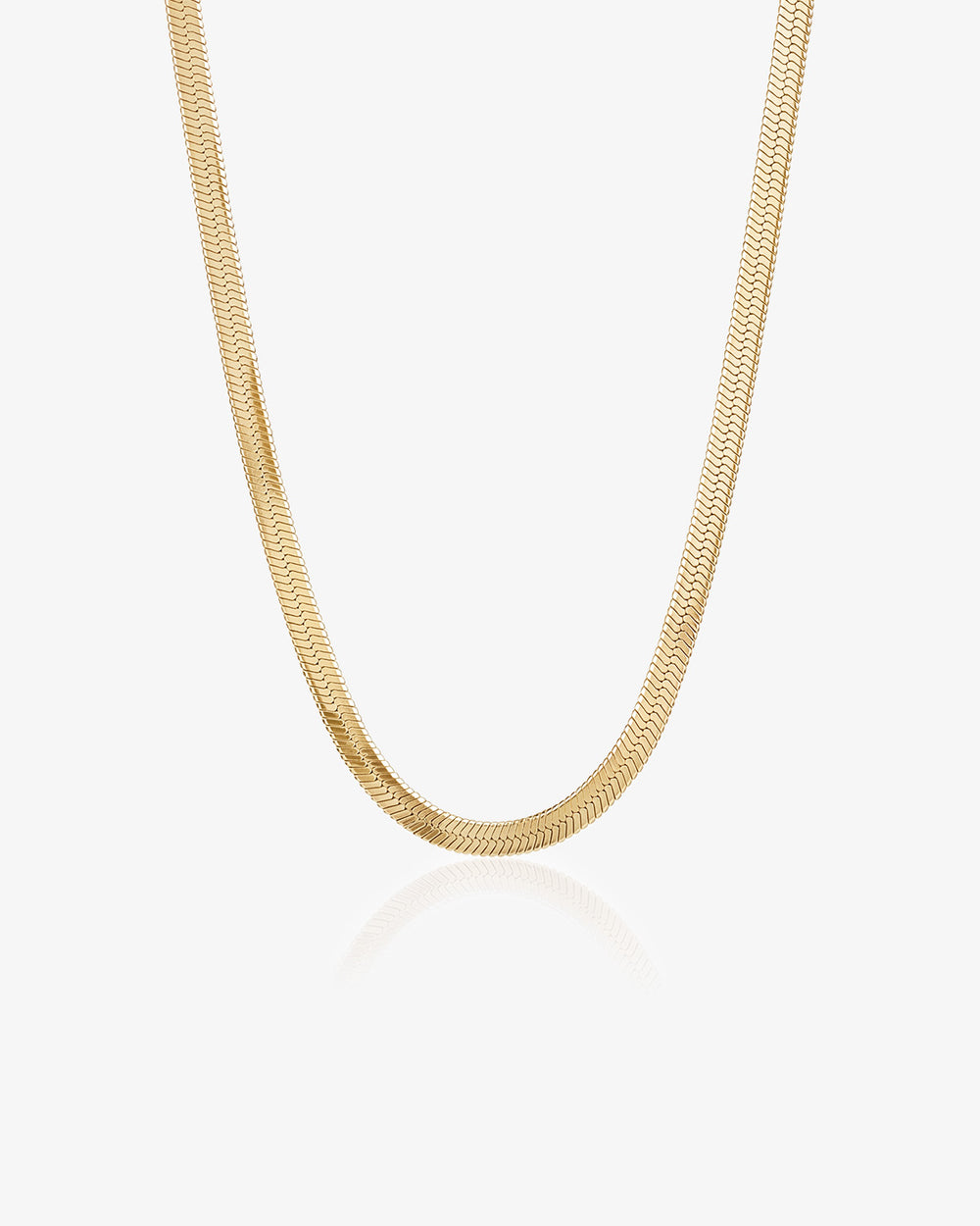 Collar de cadena dorada ondulada sobre fondo blanco.
